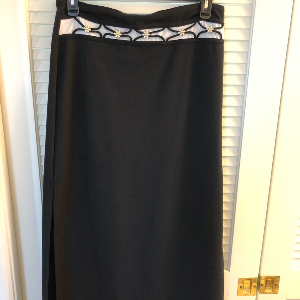 Maxi skirt with lace design on waist